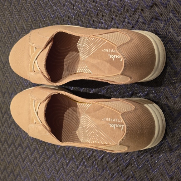 CLARKS BRAND WOMEN'S TAUPE "CLOUDSTEPPERS" "BREEZE SKIP" SLIP ON SHOES SIZE 7.5M - Picture 5 of 12